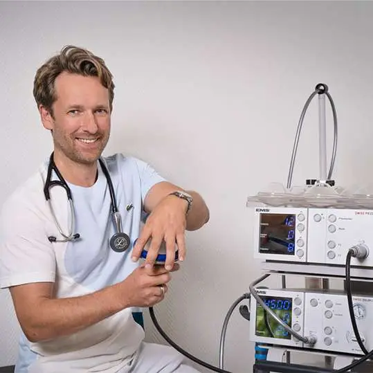 ESWT Hand Morbus Dupuytren, Arzt in München mit Stoßwellentherapie-Gerät für innovative Schmerzbehandlung und Regeneration bei Muskel-, Sehnen- und Gelenkschmerzen, Schmerzen an der Fußaußenkante, Sehnenscheidenentzündung, Sehnenentzündung, Peronealsehne, peronealsehnenentzündung, Sehnenscheidenentzündung am Fuß, Morbus  Dupuytren, Dupuytren, ESWT, radiale Stoßwellentherapie, fokussierte Stoßwellentherapie