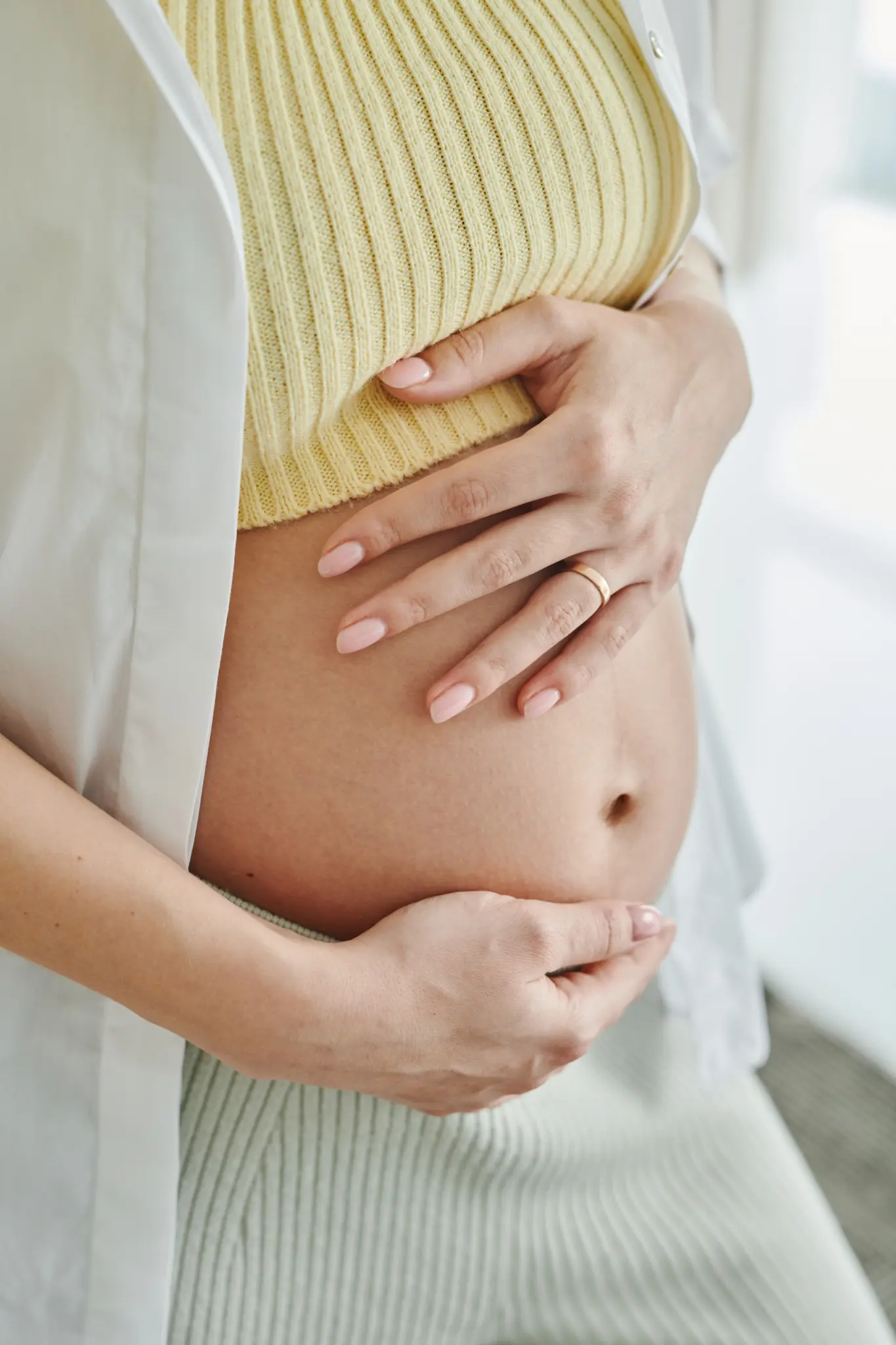 Grippeimpfung: 7 Überraschende Nebenwirkungen 2024 22 Schwangere Frau hält ihren Bauch, symbolisiert die Bedeutung von Folsäure (Vitamin B9) während der Schwangerschaft.