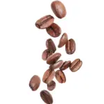 Kaffeebohnen auf weißem Hintergrund, symbolisierend Koffeinentzug und dessen Behandlung durch den Allgemeinarzt in München, Kaffee Histamin, Hitamin, Histaminintoleranz, Kaffee, Koffein, DAO Enzym