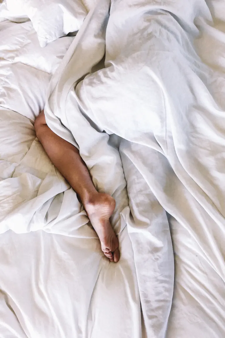 Allgemeinmedizin in der Nähe bei Schlafstörungen, Schlaf, Schlafhygiene, Schlafstörungen, Bein mit Decke, Decke, Gesunder schlaf, Schlafhygiene, Schlafprobleme, Tipps für besseren Schlaf, Hausarzt Schlafstörungen, Schlafberatung München, Allgemeinmedizin in der Nähe, Schlafprobleme erkennen, Tiefschlaf, Schlaftracker