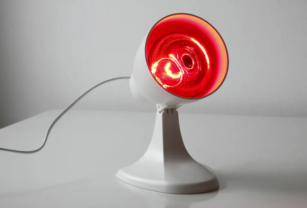 Infrarotlampe für Wärmetherapie zur Schmerzlinderung und Förderung der Heilung.