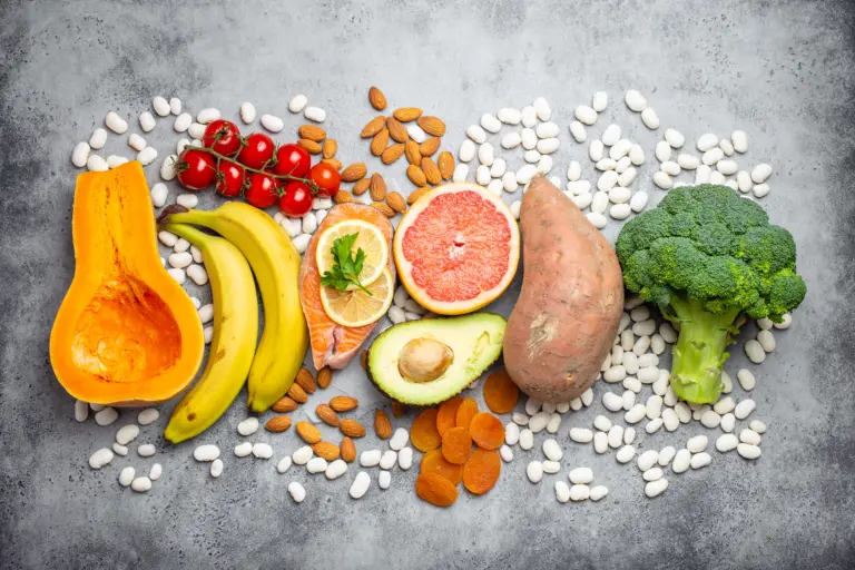 Kalium: Zu wenig/zu viel – 10 Fakten, die Sie kennen sollten 22 Verschiedene kaliumreiche Lebensmittel wie Bananen, Avocado, Brokkoli und Nüsse auf grauem Hintergrund, wichtig für Herz, Muskeln und Nerven, Magnesium, Magnesium Mangel, magnesiummangel, Kalium, Kaliummangel, Kaliumüberschuss, Hypokaliämie, Hyperkaliämie