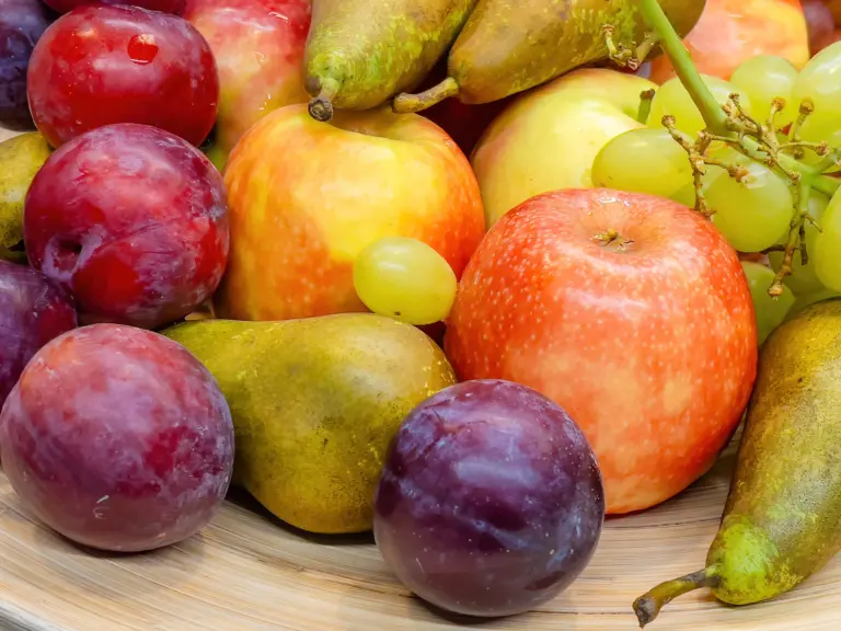 Kalium: Zu wenig/zu viel – 10 Fakten, die Sie kennen sollten 23 Frisches Obst wie Äpfel, Trauben, Birnen und Pflaumen auf einem Tisch, reich an Kalium, wichtig für Herz, Muskeln und Nerven, Kalium, Kaliummangel, Kaliumüberschuss, Hypokaliämie, Hyperkaliämie