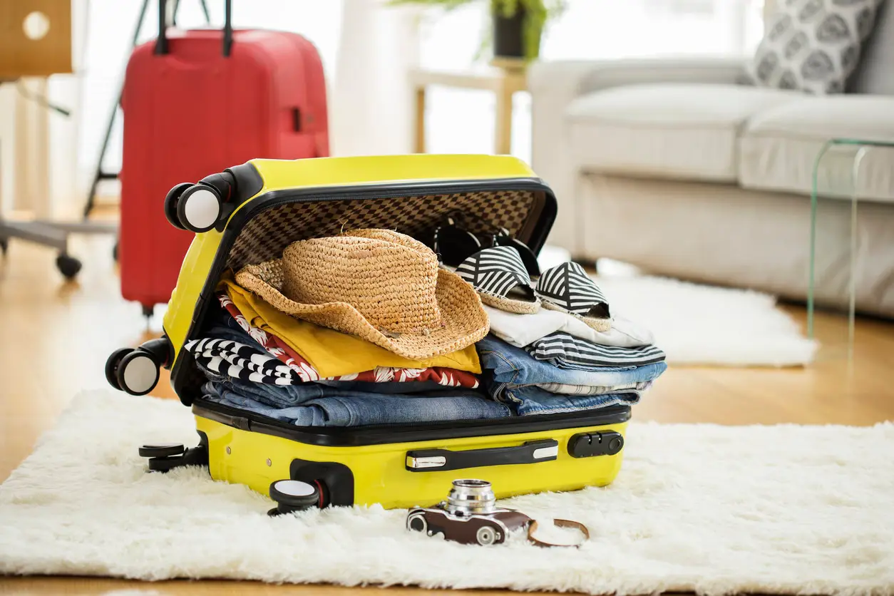 Reiseimpfungen & Beratung in München-Neuhausen – Hausarztpraxis am Romanplatz 1 Preparation travel suitcase at home