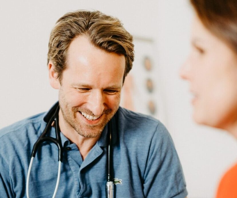 Infusion in der Hausarztpraxis am Romanplatz – ruhige Behandlungssituation