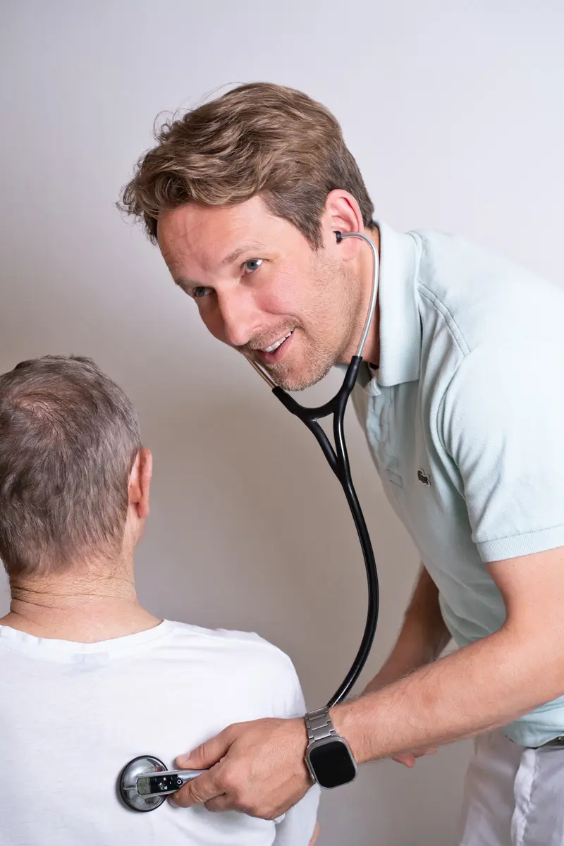 Hausarzt München: gründliche Untersuchung in der Hausarztpraxis am Romanplatz