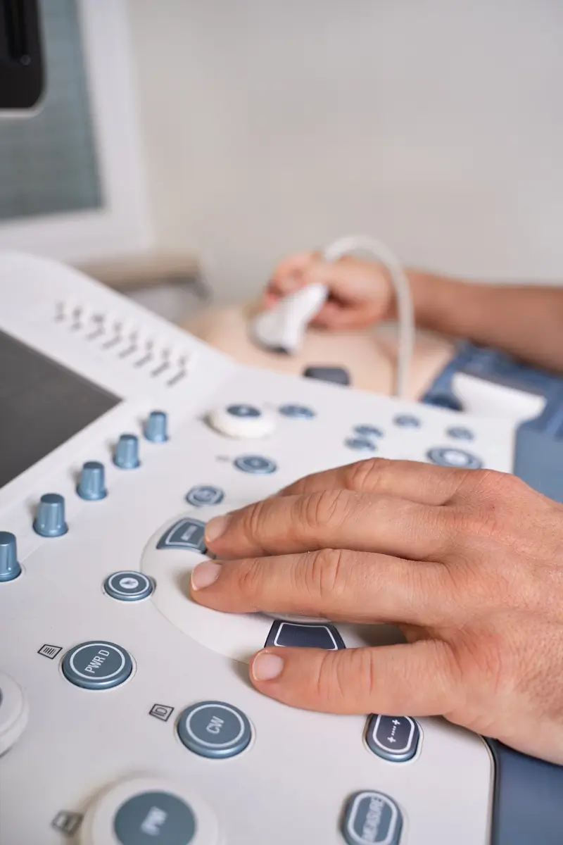 Ultraschallgerät im Untersuchungsraum der Hausarztpraxis am Romanplatz in München