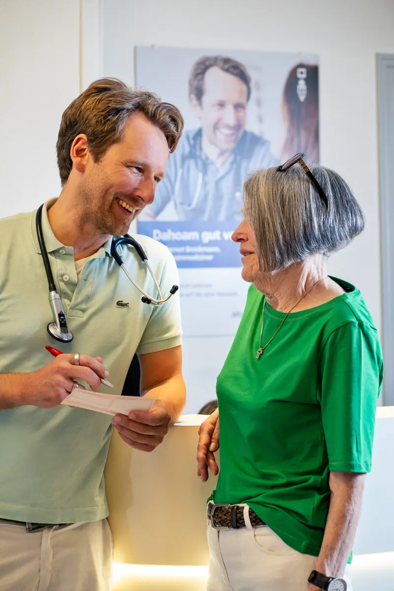 Empfangsbereich der Hausarztpraxis am Romanplatz in München-Neuhausen
