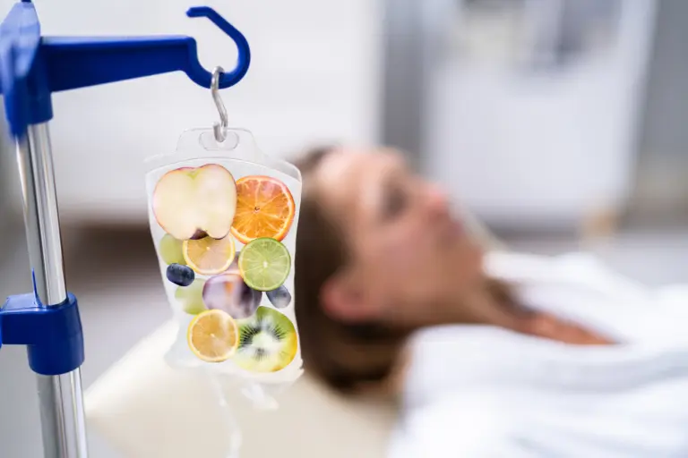 Vitamin B12 Mangel: Symptome, Ursachen & Behandlung 26 IV-Beutel mit Obstscheiben im Krankenhausumfeld
