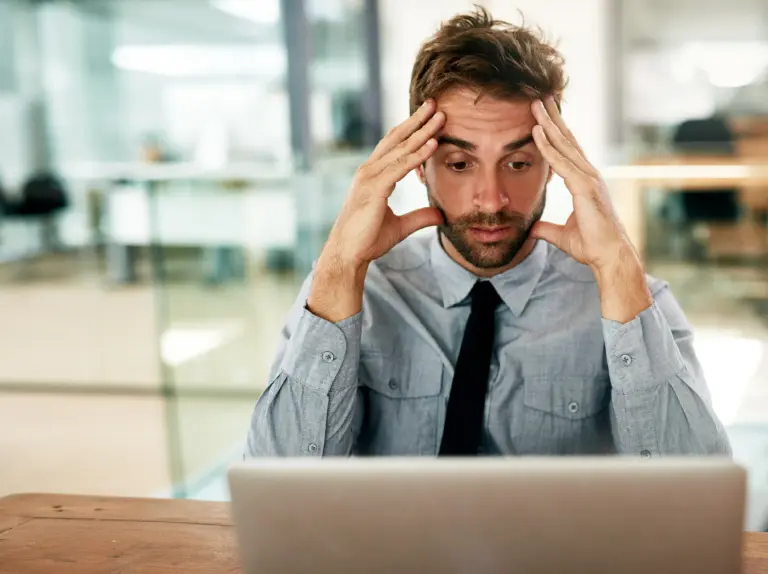 Mann im Büro mit Stress vor Laptop, Fasten, Heilfasten, Intervall fasten, Intervallfasten