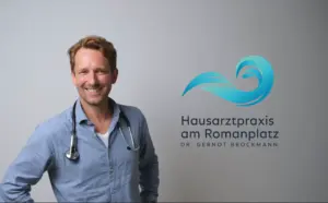 Hausarzt am Romanplatz München mit Stethoskop vor Praxislogo – Allgemeinmedizin Nymphenburg.