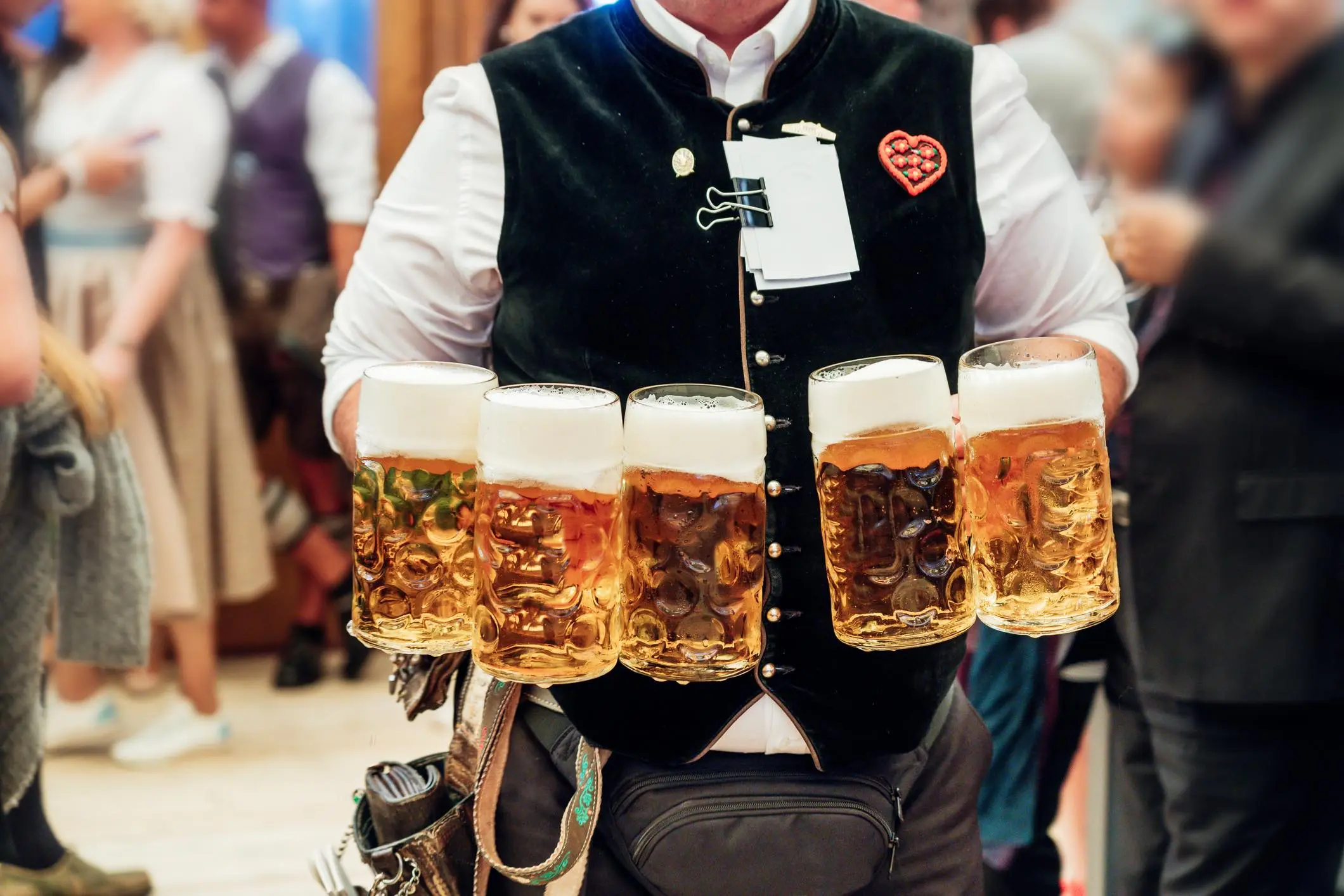 Oktoberfest 2025 München: Wiesn ohne Kater & Vitaminmangel 56 Kellner trägt viele Maß – Oktoberfest 2025 München, Wiesn