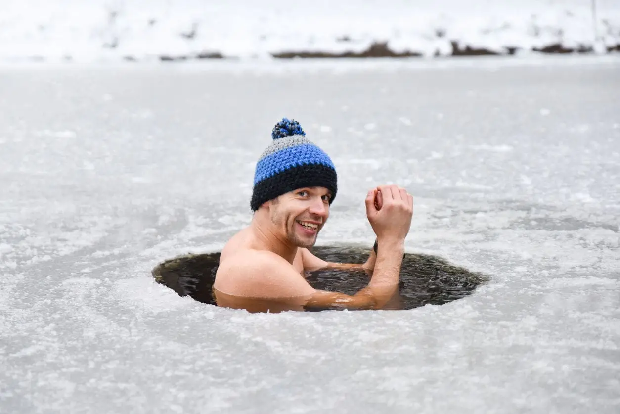 Eisbaden & Eisschwimmen: gesund? Vorteile, Wirkung & Risiken | München 6 Eisbaden im Winter in München: gesundes Eisschwimmen im kalten Wasser – Vorteile & Risiken