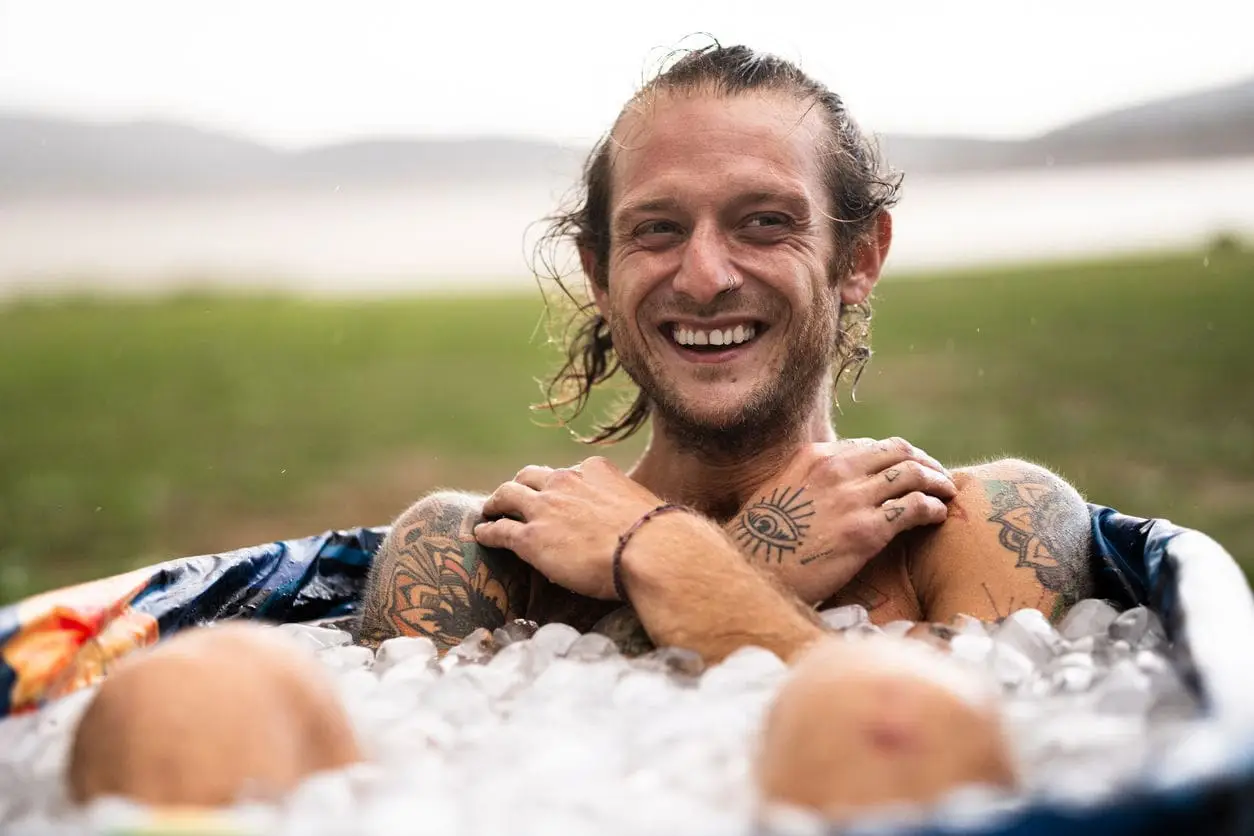 Eisbaden & Eisschwimmen: gesund? Vorteile, Wirkung & Risiken | München 10 Eistonne daheim: Eisbaden mit kaltem Wasser – sicherer Einstieg für Anfänger