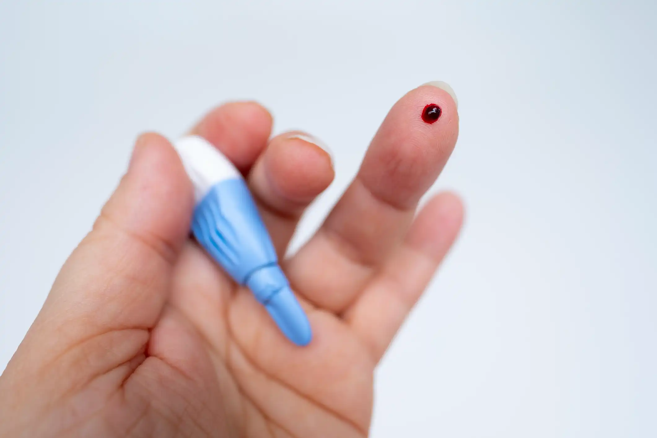 Entzündungswerte: 7 wichtige Fakten über CRP und mehr 6 Bluttropfen für CRP-POCT – Entzündungswerte im Blut schnell messen