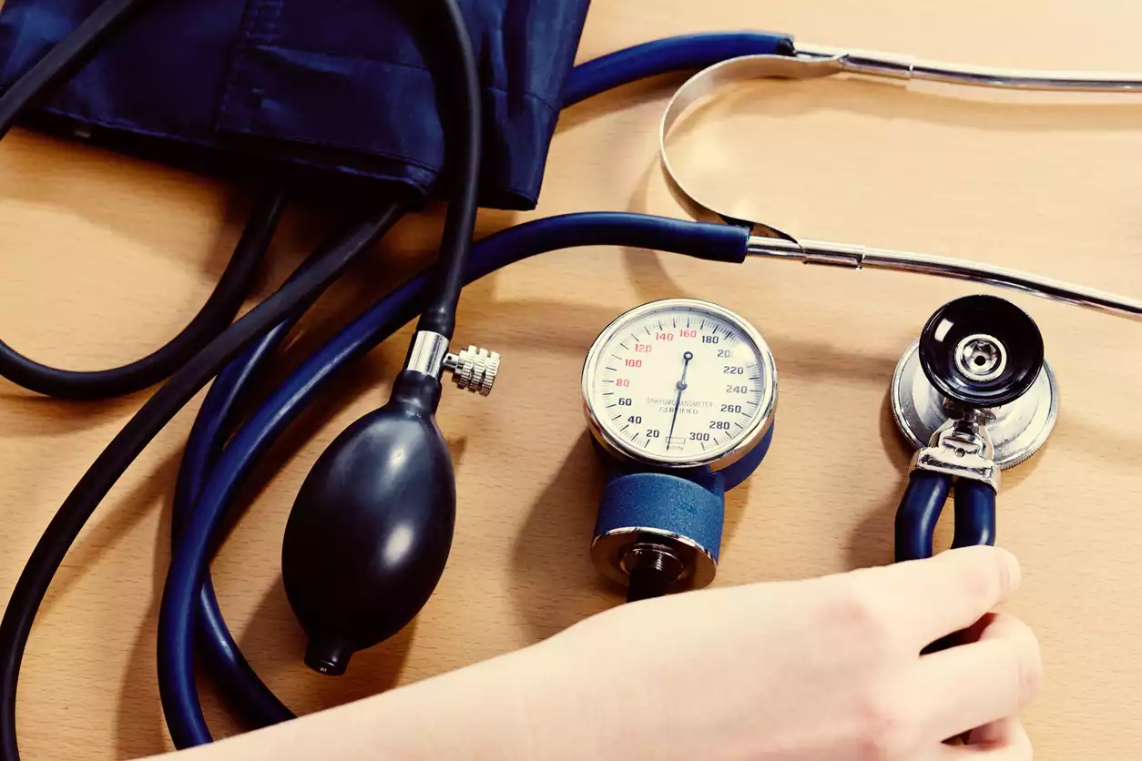 Modernes Blutdruckmessgerät in der Hausarztpraxis am Romanplatz