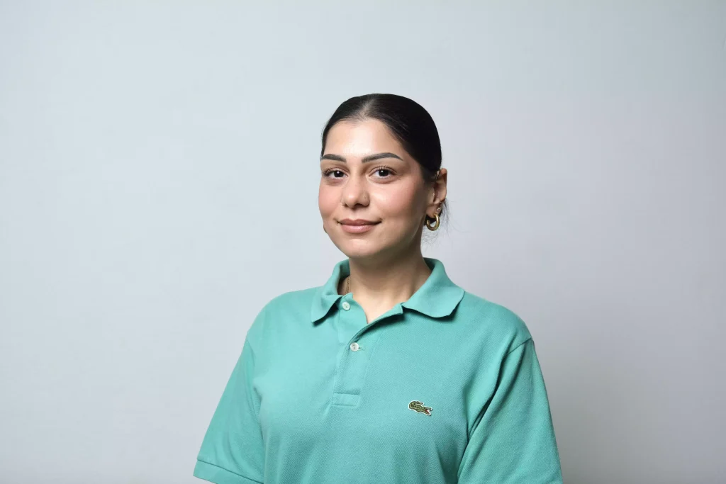 Frau in grünem Poloshirt, Ipek Schulz Hausarztpraxis am Romanplatz München Neuhausen Nymphenburg