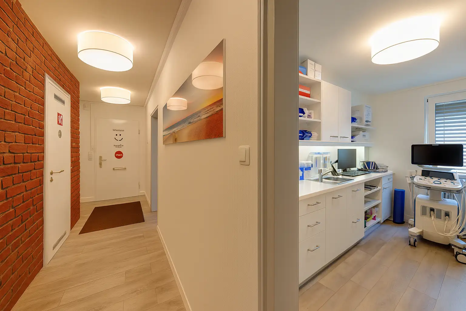 Altbauflur und Diagnostikbereich der Hausarztpraxis Nymphenburg am Romanplatz in München