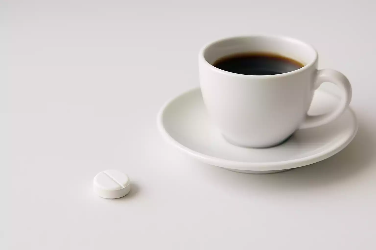 Mondfinil statt Koffein: Symbolbild mit Tablette neben unberührter Tasse