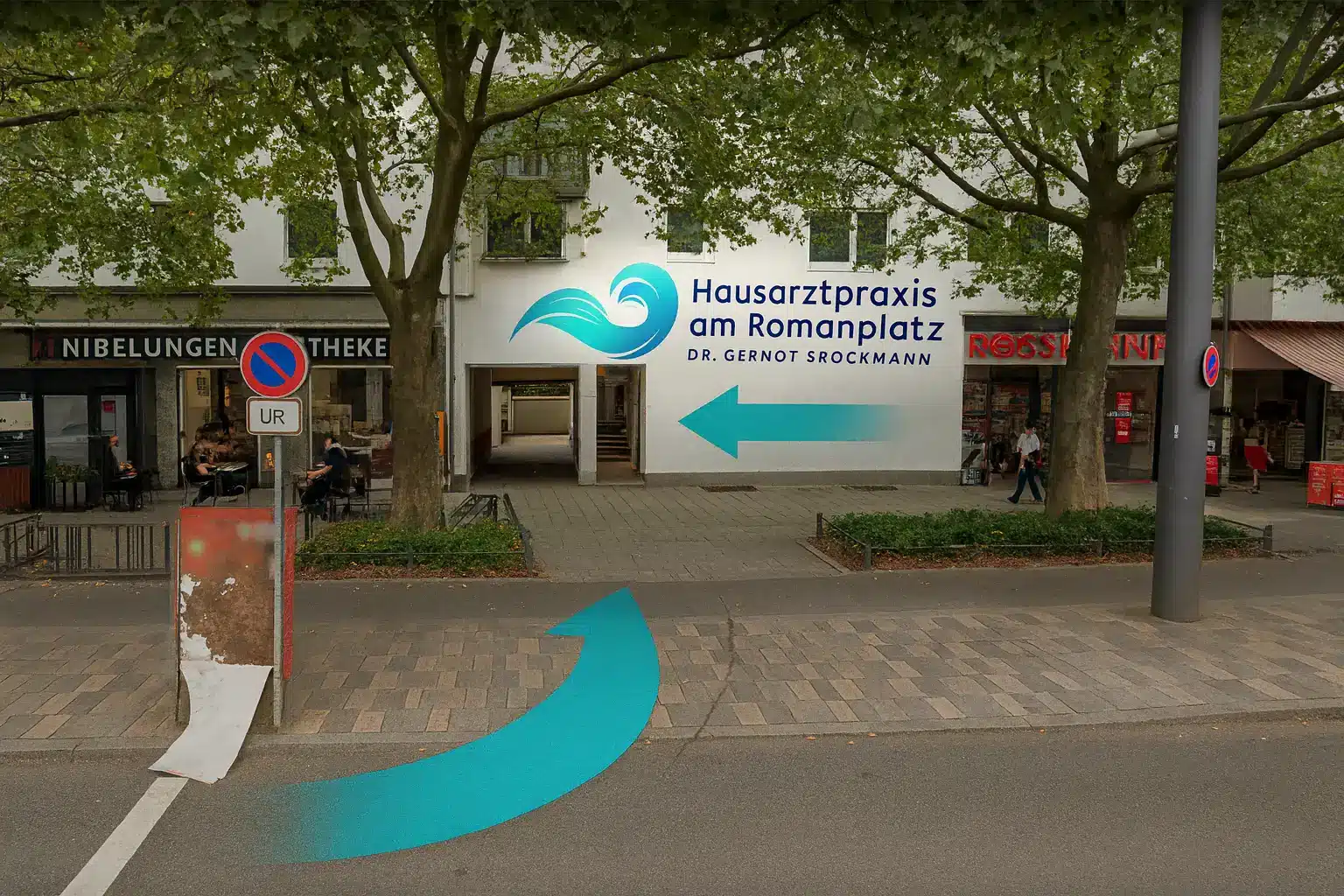Weg zur Hausarztpraxis am Romanplatz mit Markierung und großem Richtungspfeil