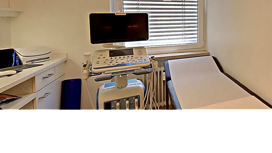 Diagnostik beim Hausarzt in München-Neuhausen: Untersuchungsraum mit Ultraschallgerät und Untersuchungsliege in der Hausarztpraxis am Romanplatz